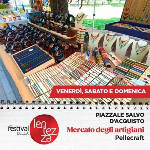 Pellecraft - Ivan plasma cinture in cuoio senza macchinari, mentre Ramona crea gioielli in macramè e pietre. Insieme celebrano l’artigianato lento e minuzioso.